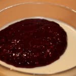 Zitronengras-Panna-cotta mit beschwibstem Fruchtpüree