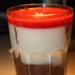 Vanille-Schoko-Pudding mit Erdebeer-Sauce