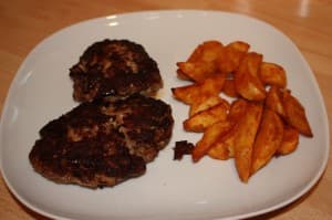 Buletten würzig-scharf mit Kartoffelecken