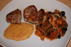 Schweinefilet in Weißweinsoße dazu Zucchinigratin mit Oliven & spanischem Schafskäse