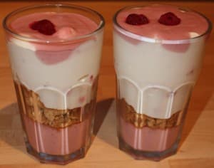 Weiße Schokoladenmouse mit Beeren