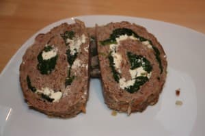 Hackrolle mit Blattspinat und Fetakäse gefüllt