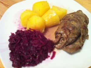 Rinderrouladen mit Rotkohl und Kartoffeln